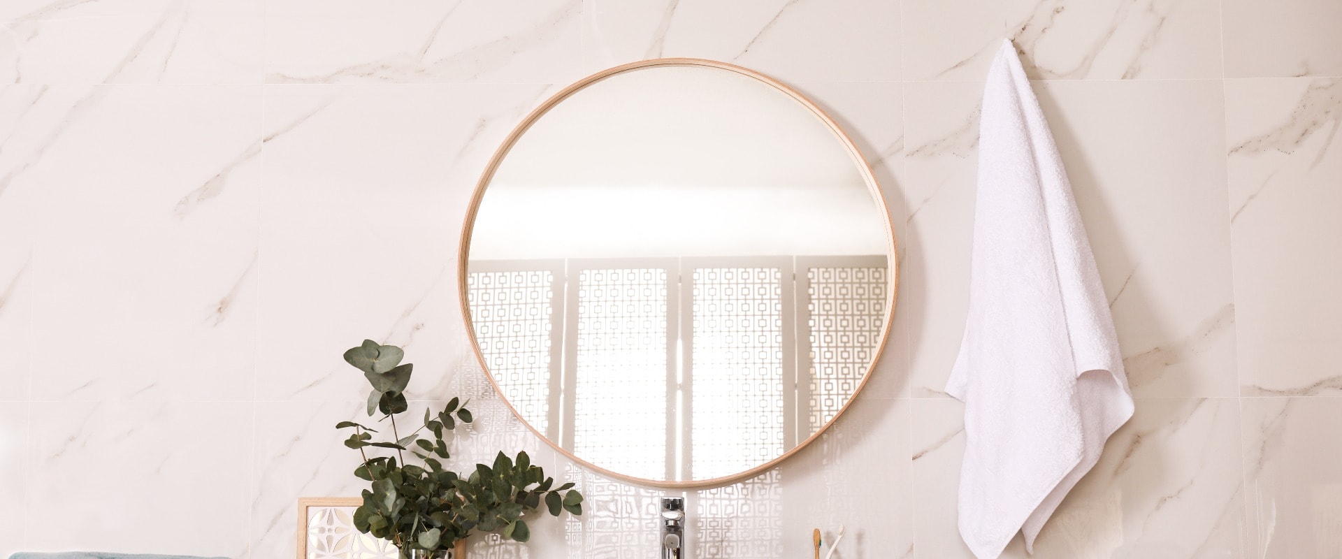 Stilvolle Badezimmereinrichtung mit rundem Spiegel nach Maß